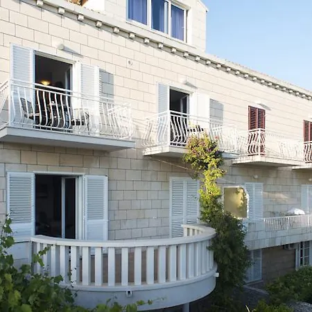 Dubelj アパート *